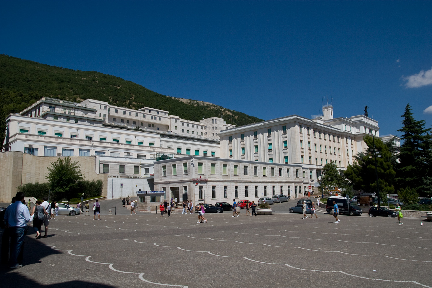Bệnh viện Casa Sollievo della Sofferenza ở gần tu viện San Giovanni Rotondo, bệnh viện được xây dựng theo sáng kiến của cha Piô